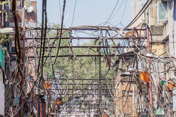 87999306-désordre-chaotique-des-câbles-électriques-dans-le-centre-de-delhi-en-inde